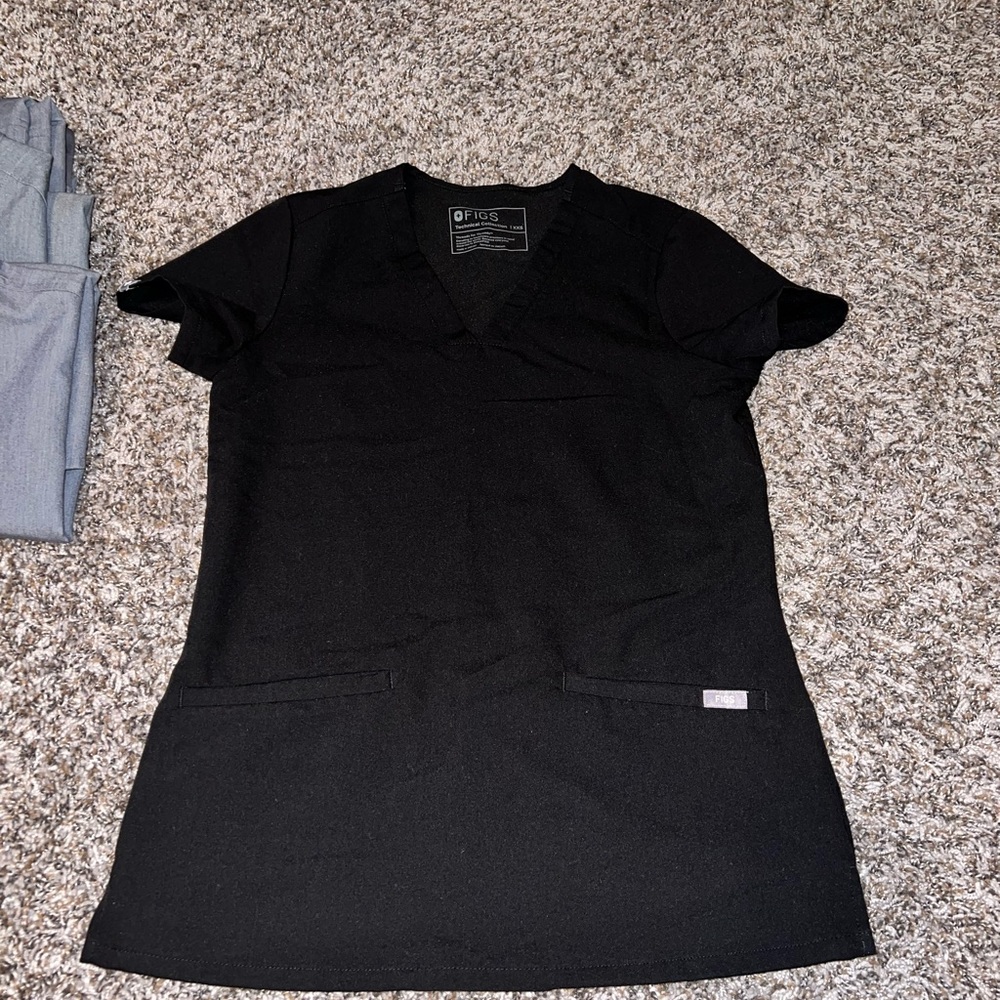 Figs black 2 pocket scrub top